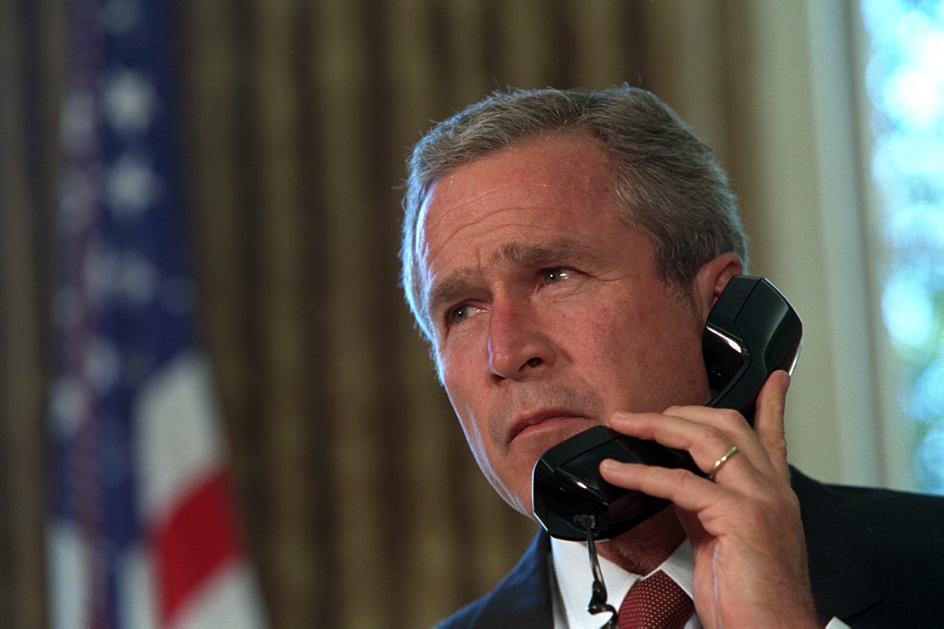 George W. Bush fala por telefone com George Pataki e Rudolph Giuliani.